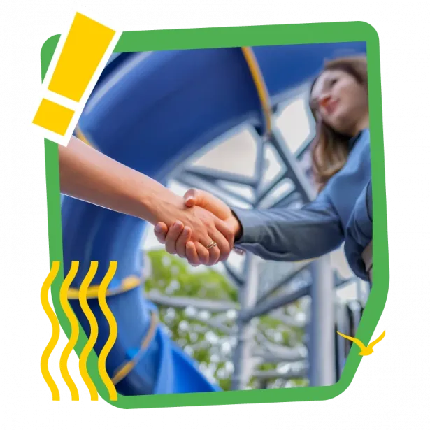 Una mujer estrechando la mano de otra persona en Piscilago.